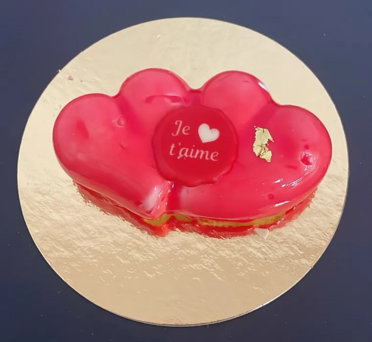 Présentation du double cœur  Saint Valentin boulangerie Arnody cœur rouge, Montceau-les-Mines, Boulangerie Pâtisserie Arnody
