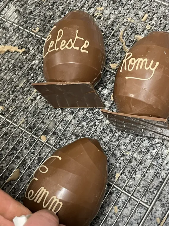 Personnalisez votre œuf de Pâques chez Boulangerie Pâtisserie Arnody, Montceau-les-Mines, Boulangerie Pâtisserie Arnody