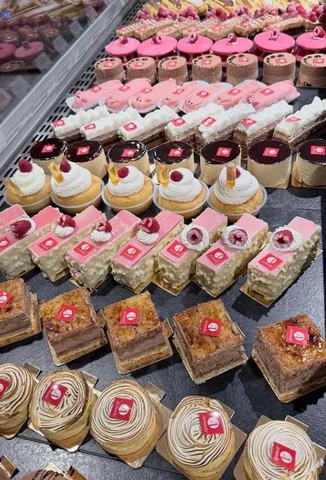 Manger des pâtisseries aux fruits et au chocolat dans une boulangerie à Montceau-les-Mines, Montceau-les-Mines, Boulangerie Pâtisserie Arnody