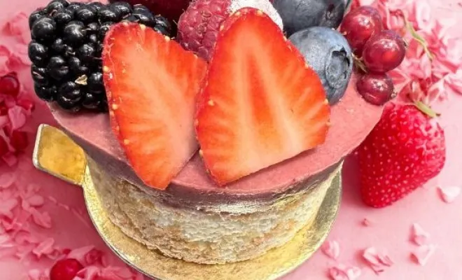 Charlotte fruits-rouges Biscuit à la cuillère vanille, mousse fruits rouges, crémeux vanille et compoté framboise