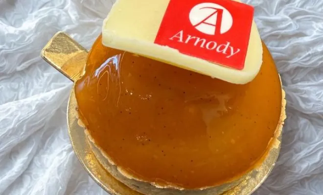 Tarte moderne Abricot Pâte sucré noisette, crème noisette, compoté abricot et crème brulé.