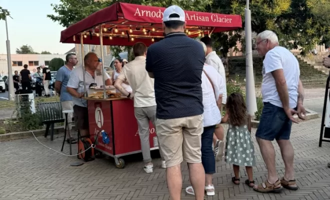 stand de glace maison sur différent évènement foire marché de nuit